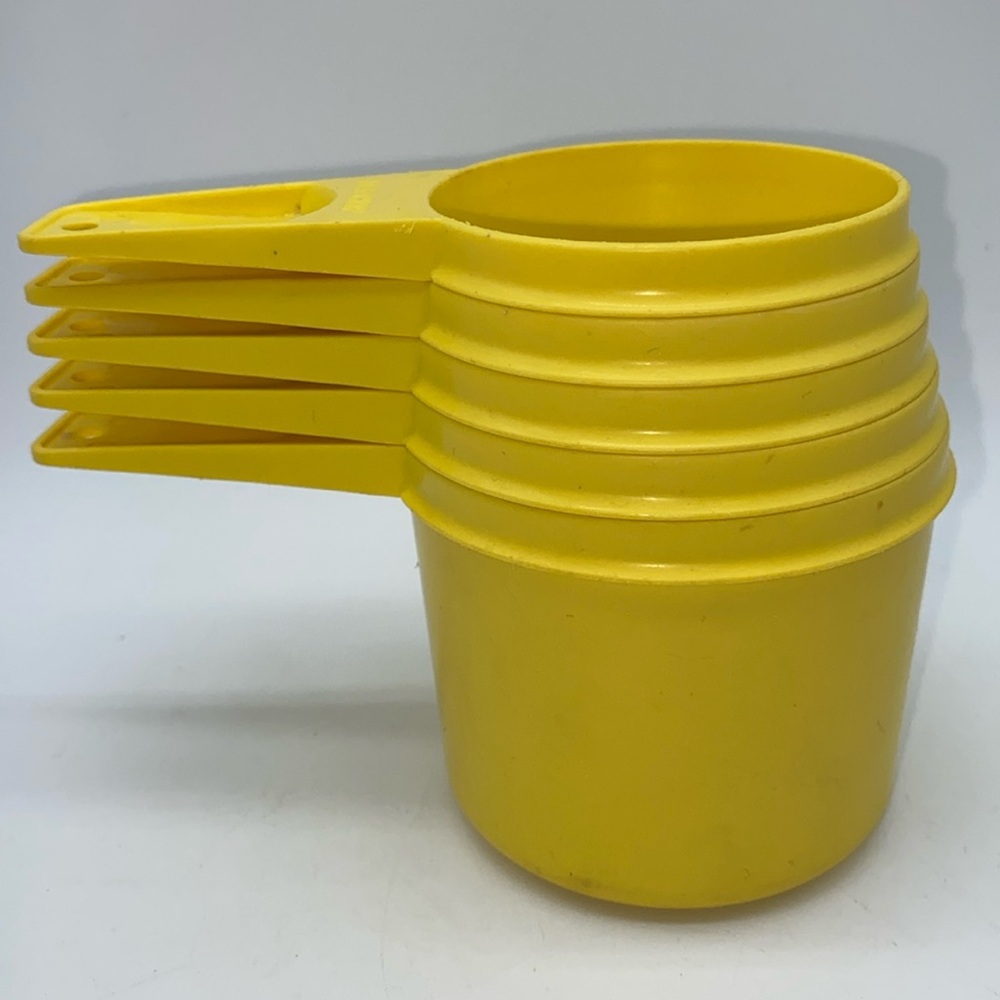 Tupperware Set of 5 Nesting Measuring Cups Yellow Harvest Gold Vintage